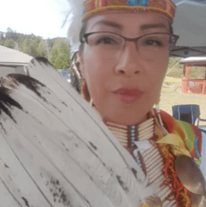 一张索菲·菲森特穿着礼服的照片