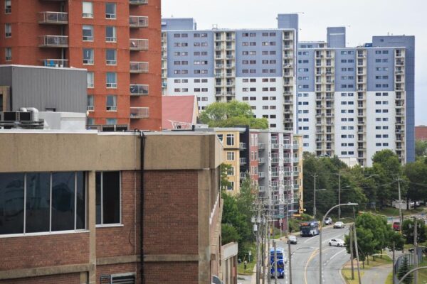 哈利法克斯市中心公寓和办公楼的照片