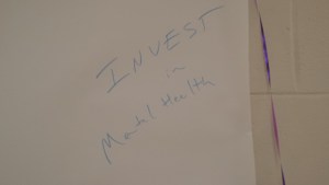 “投资心理健康”用记号笔写在一张白板纸上