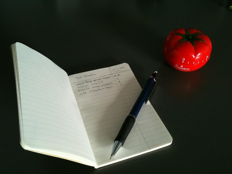 西红柿形状的计时器和笔记本