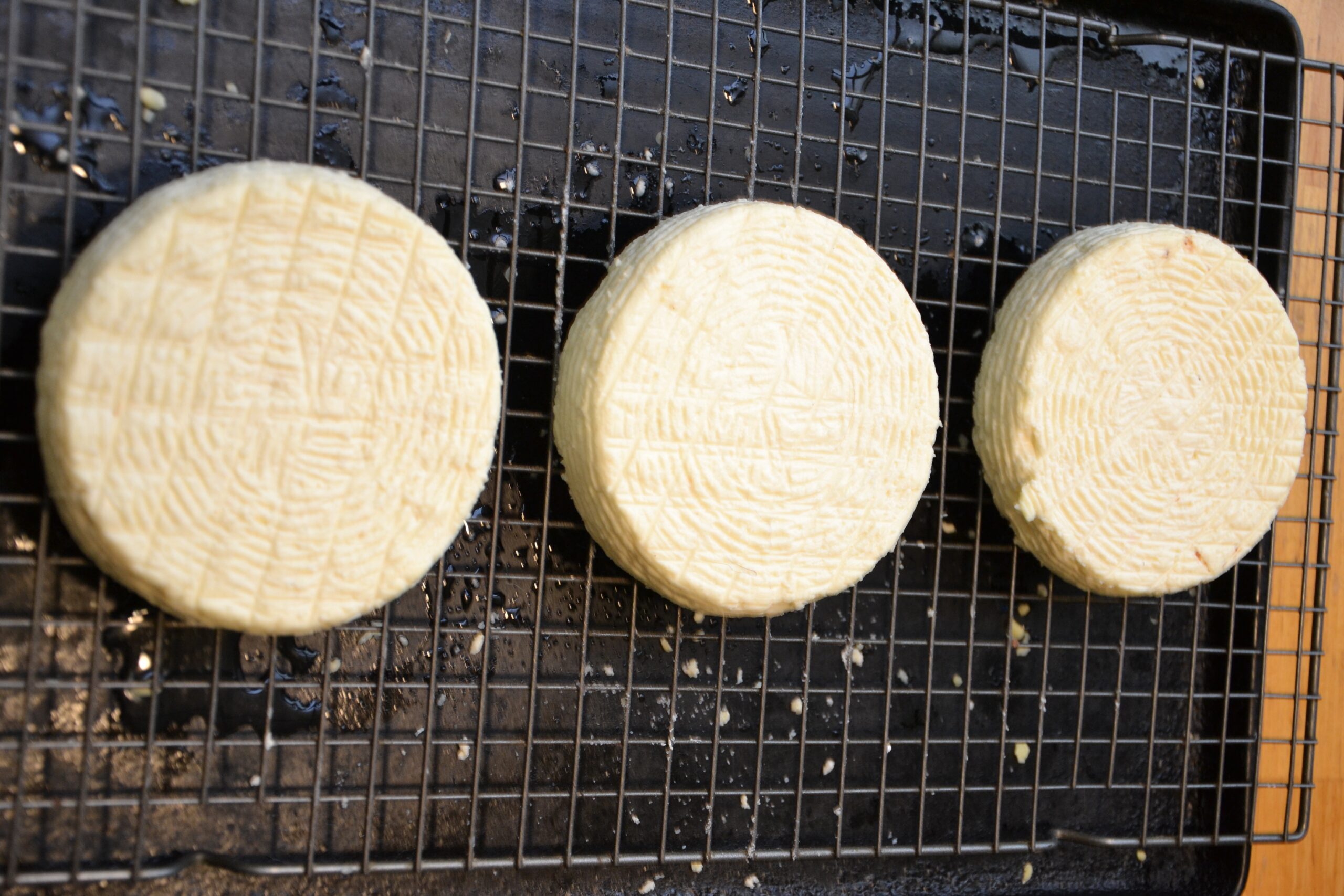 三个轮子的卡门贝尔奶酪