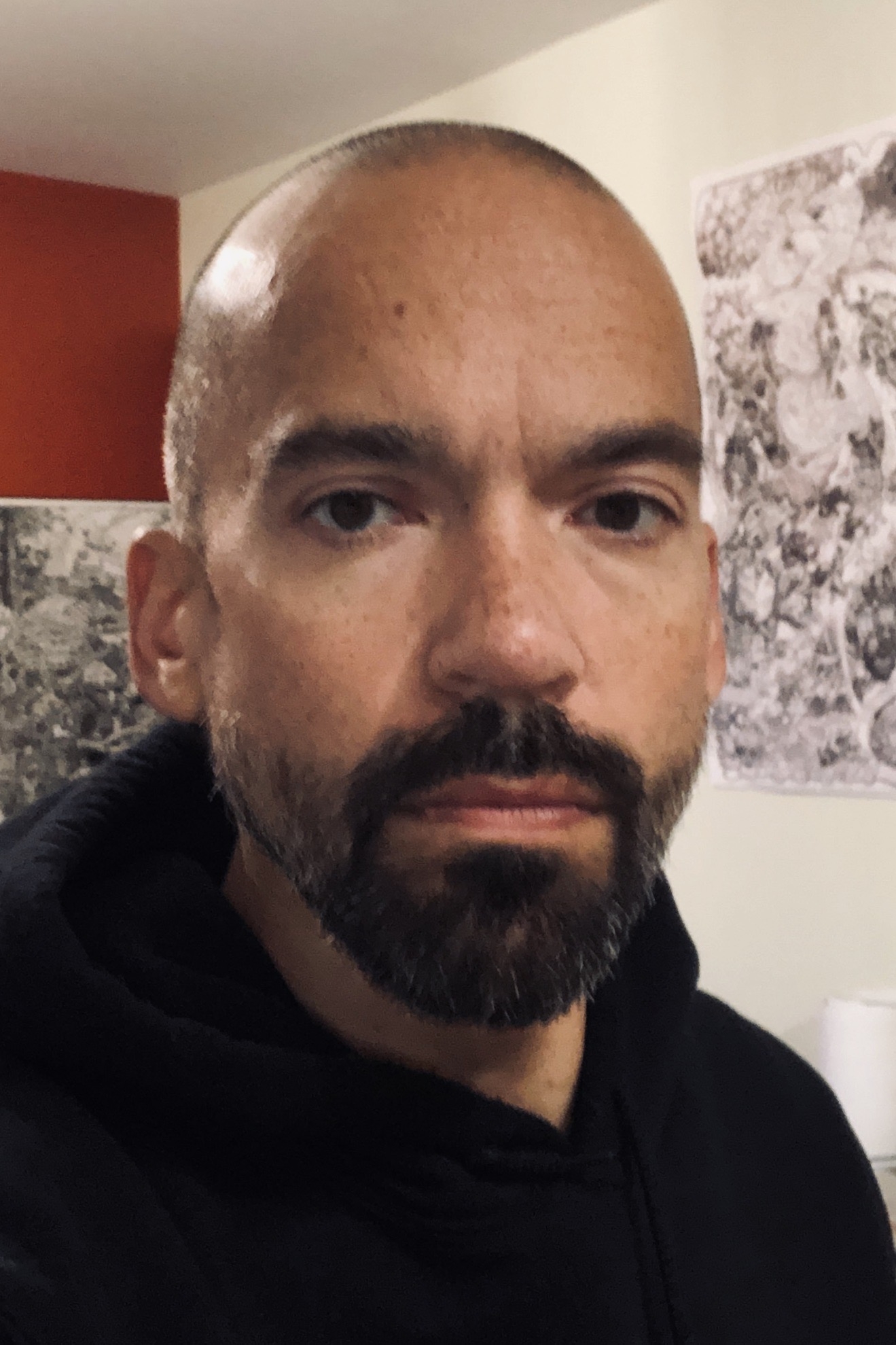 有山羊胡子的秃头人爆头。