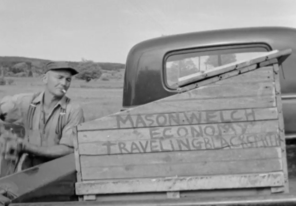 一辆老皮卡，上面写着梅森·韦尔奇，经济舱，旅行铁匠