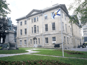 位于霍利斯街的省大厦的照片，新斯科舍省立法机构的所在地。门前是约瑟夫·豪的雕像和新斯科舍省的国旗。