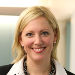 一个微笑的金发女人，丽莎·巴雷特博士，对着镜头微笑。