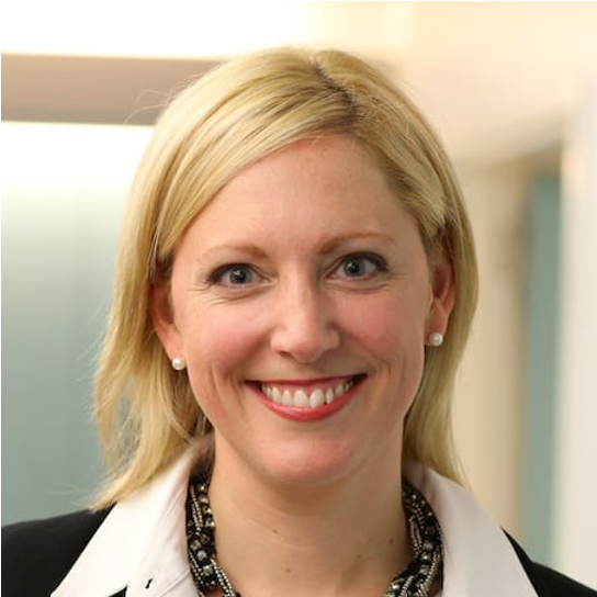 一个微笑的金发女人，丽莎·巴雷特博士，对着镜头微笑。