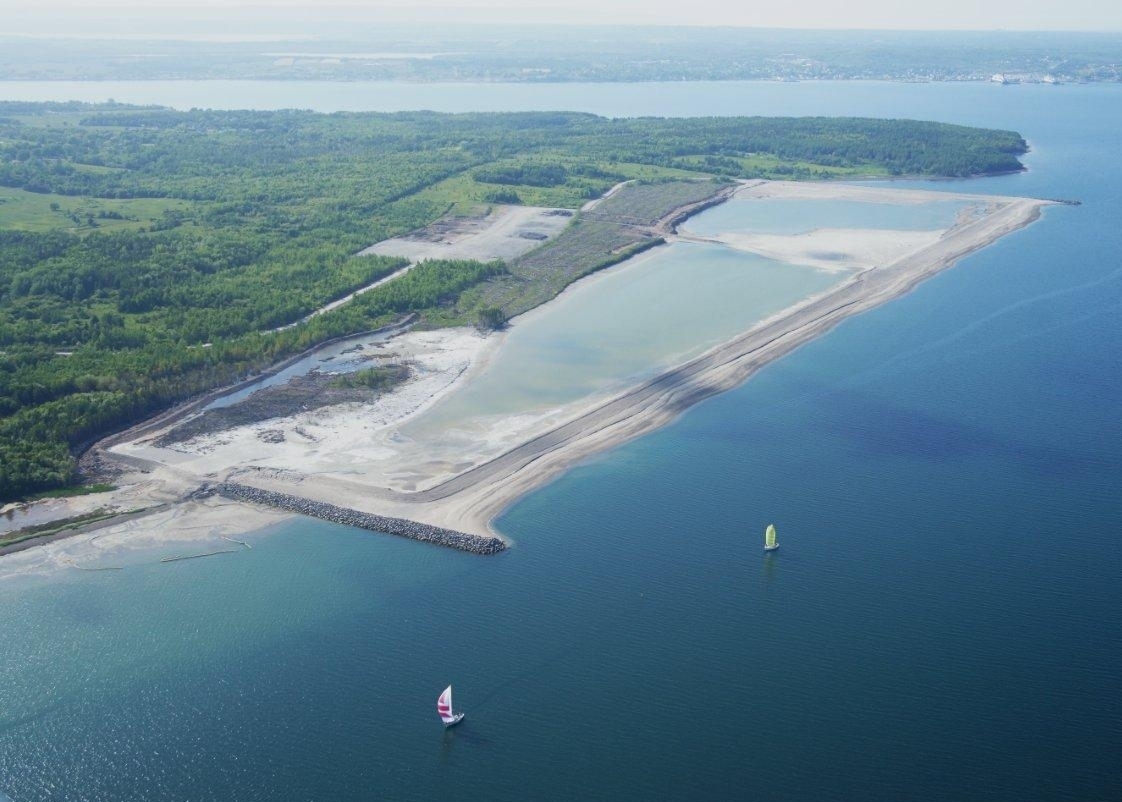 Novaporte绿地的航拍照片。这是一个从陆地延伸到水面的港口区域。照片中还可以看到一艘帆船。