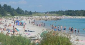 晴天拥挤的海滩