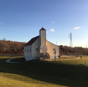 海景联合施洗教会照片，在一个晴朗的晚下午在秋天。
