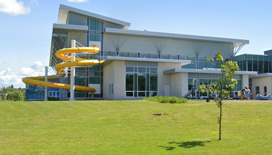 外面有一个黄色水滑梯的建筑