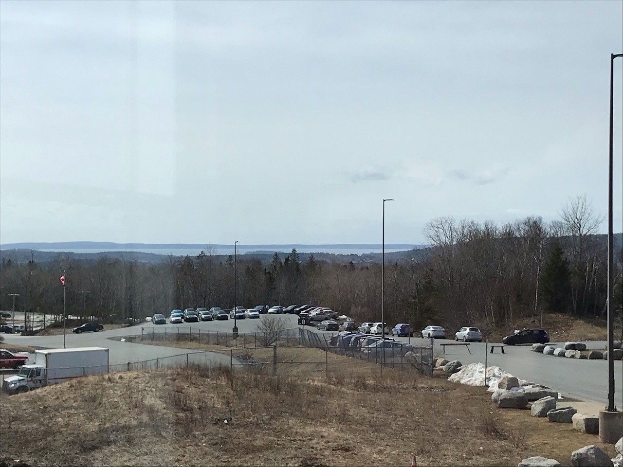 以海洋为背景的停车场