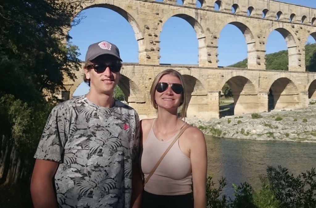 一对年轻男女站在一条水道旁