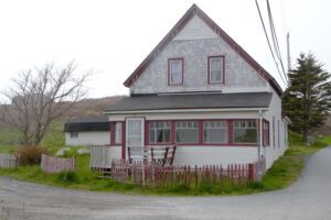 通过连接到前一个阳台的道路边上破旧的房子。