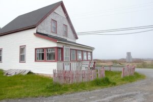 塑造糟糕的房子，在它面前有一个严重的栅栏。