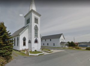 教堂和教堂厅旁边。