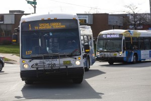 两辆哈利法克斯公交正在离开终点站