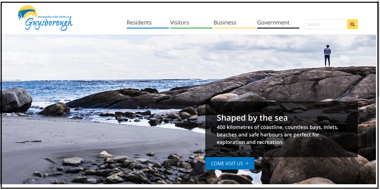 这是盖斯堡地区网站的登陆页面。有一张照片，照片上是大海和岩石交汇的地方，还有海滩的一个小角落。一个女人站在远处的岩石上，眺望着大海。上面写着“被大海塑造。400公里的海岸线、无数的海湾、海湾、海滩和安全港口非常适合探险和休闲。”如果有些人为所欲为，就不会长久了。