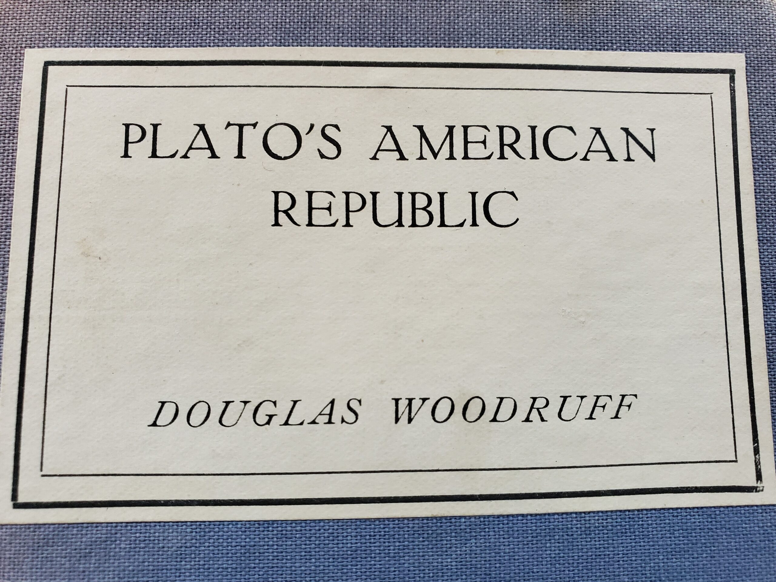 书籍封面阅读“柏拉图的美国共和国，道格拉斯伍德拉夫”