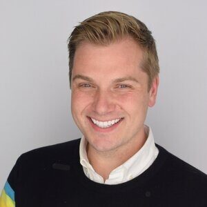 一个微笑的男人的大头照。