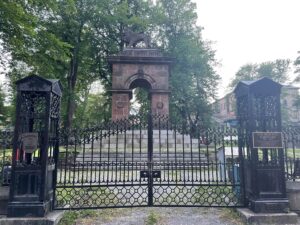 旧埋地的入口，带着铁门和围栏。