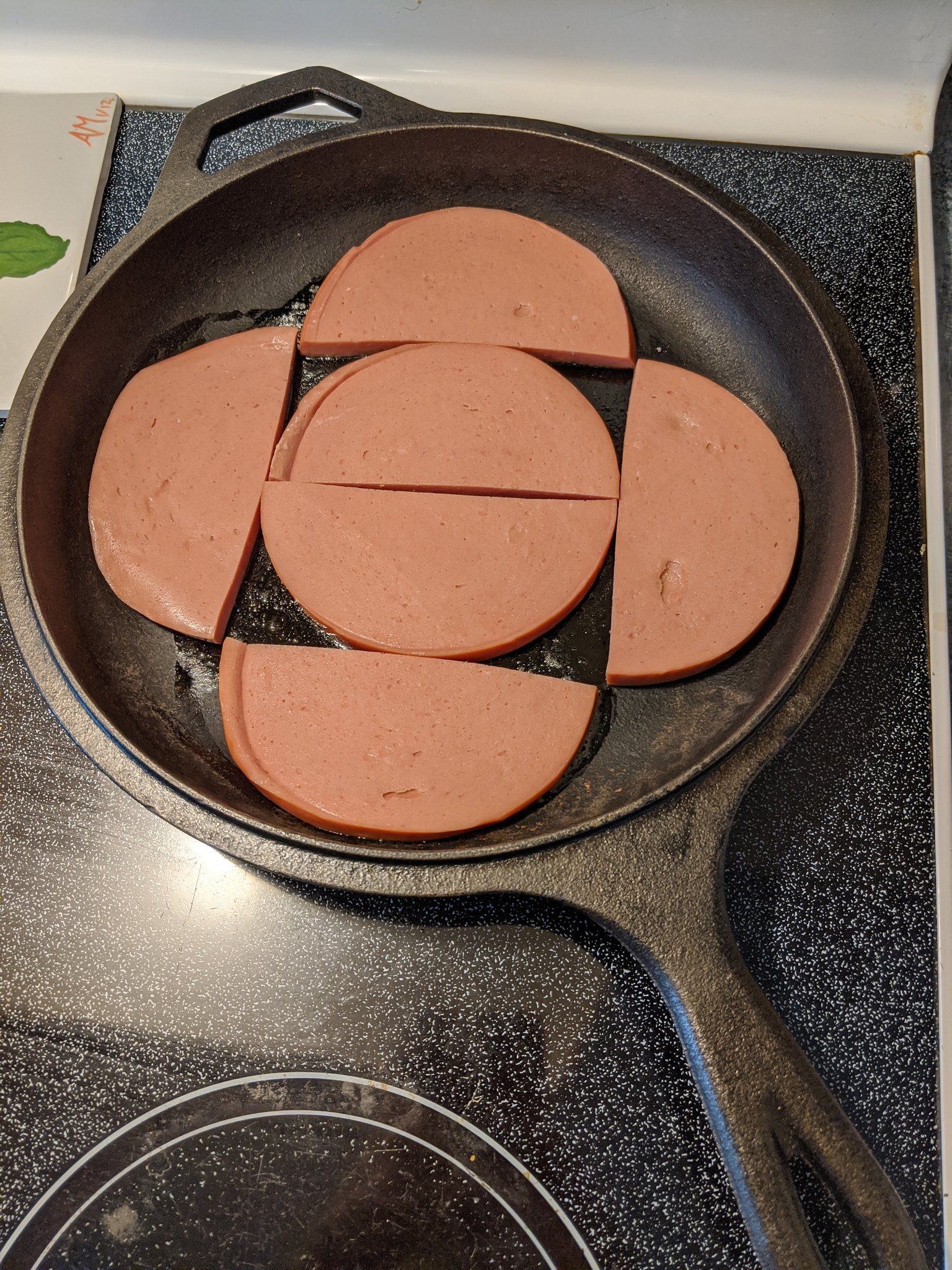 铸铁平底锅与博洛尼亚以CBC标识的形式排列