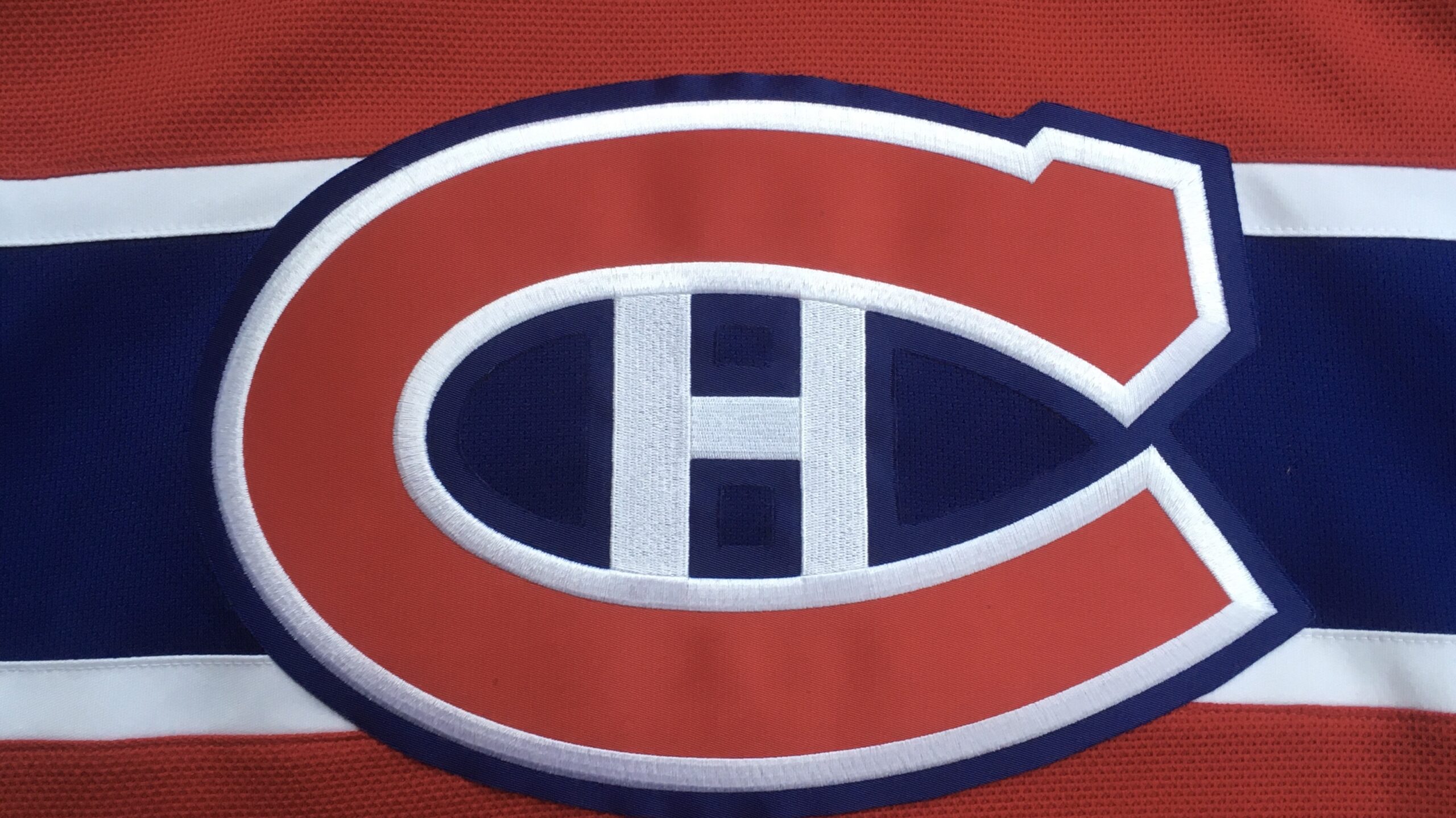 在泽西岛前面的红色白色和蓝色canadiens标志。