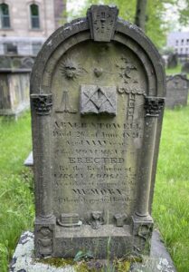 从1821年的坟墓上的墓碑。它具有碎片元素雕刻在它上，一体的拱形顶部，以及每侧的两个科林斯柱。