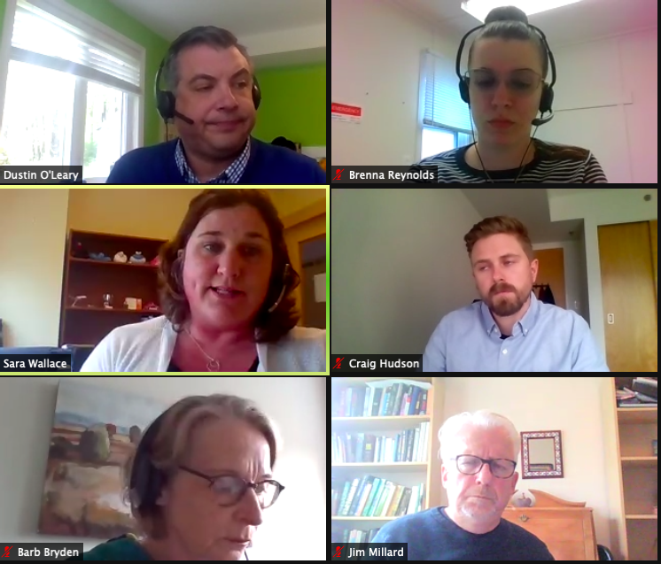 上面列出的人们的缩放射击。有些看起来有些看起来很无聊，他们都没有看起来很高兴在那里。