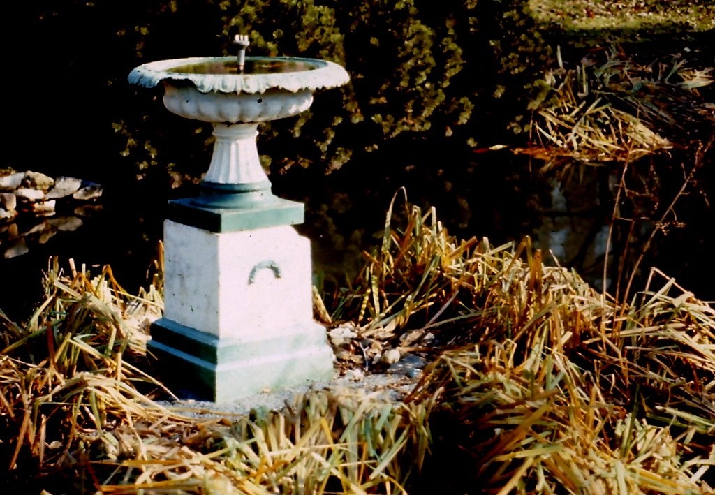 破旧简单的铸铁喷泉