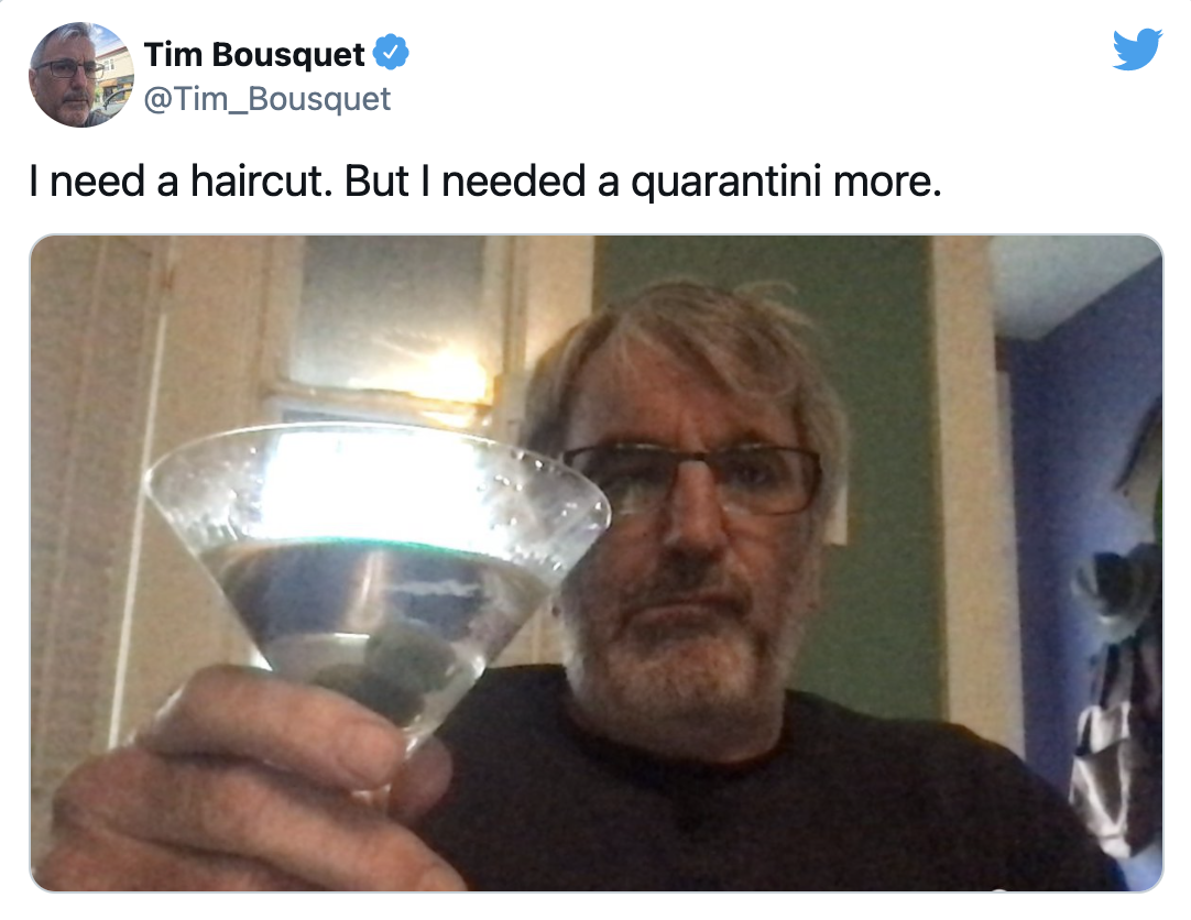 Tim最近在推特上发布的一张截图，照片中他拿着一个隔离带站在摄像机前。里面有两个橄榄。他的头发蓬乱地垂在额头上，看起来他正在认真考虑喝一口。