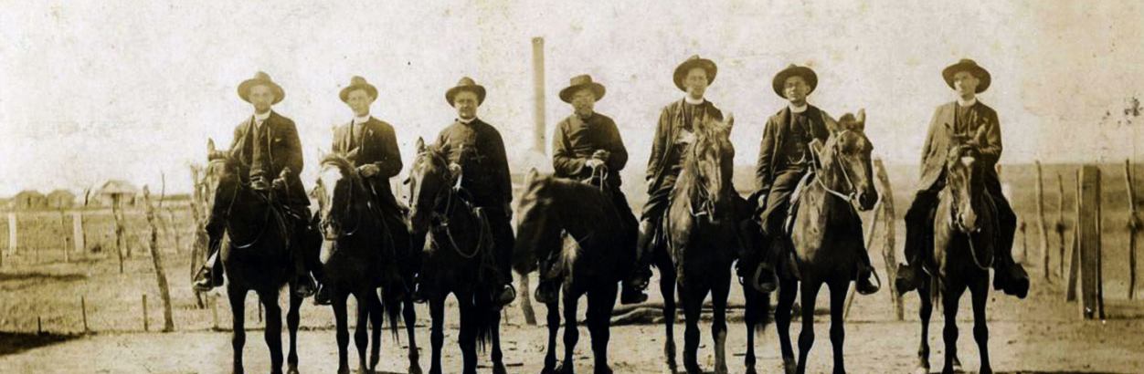黄褐色的照片，五个男人在马巴克牛仔风格的帽子。