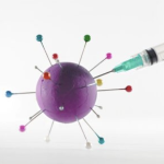 注射器正在注射用紫色球和棉针制成的冠状病毒模型