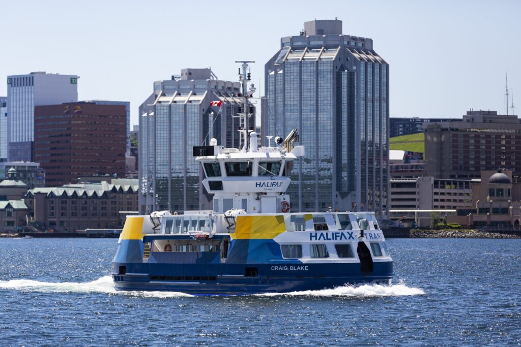2021年6月，一个阳光明媚的日子，哈利法克斯过境渡轮穿过港口。它正朝着达特茅斯的方向前进，你可以在背景中看到哈利法克斯。