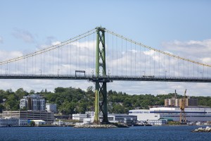 2021年6月一个阳光明媚的日子里，安格斯·l·麦克唐纳桥。你可以看到欧文造船厂，还有北端的树木和建筑物。