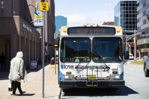 2021年6月，一个阳光明媚的下午，一名老年妇女在达特茅斯奥尔德尼机场前登上哈利法克斯公交。