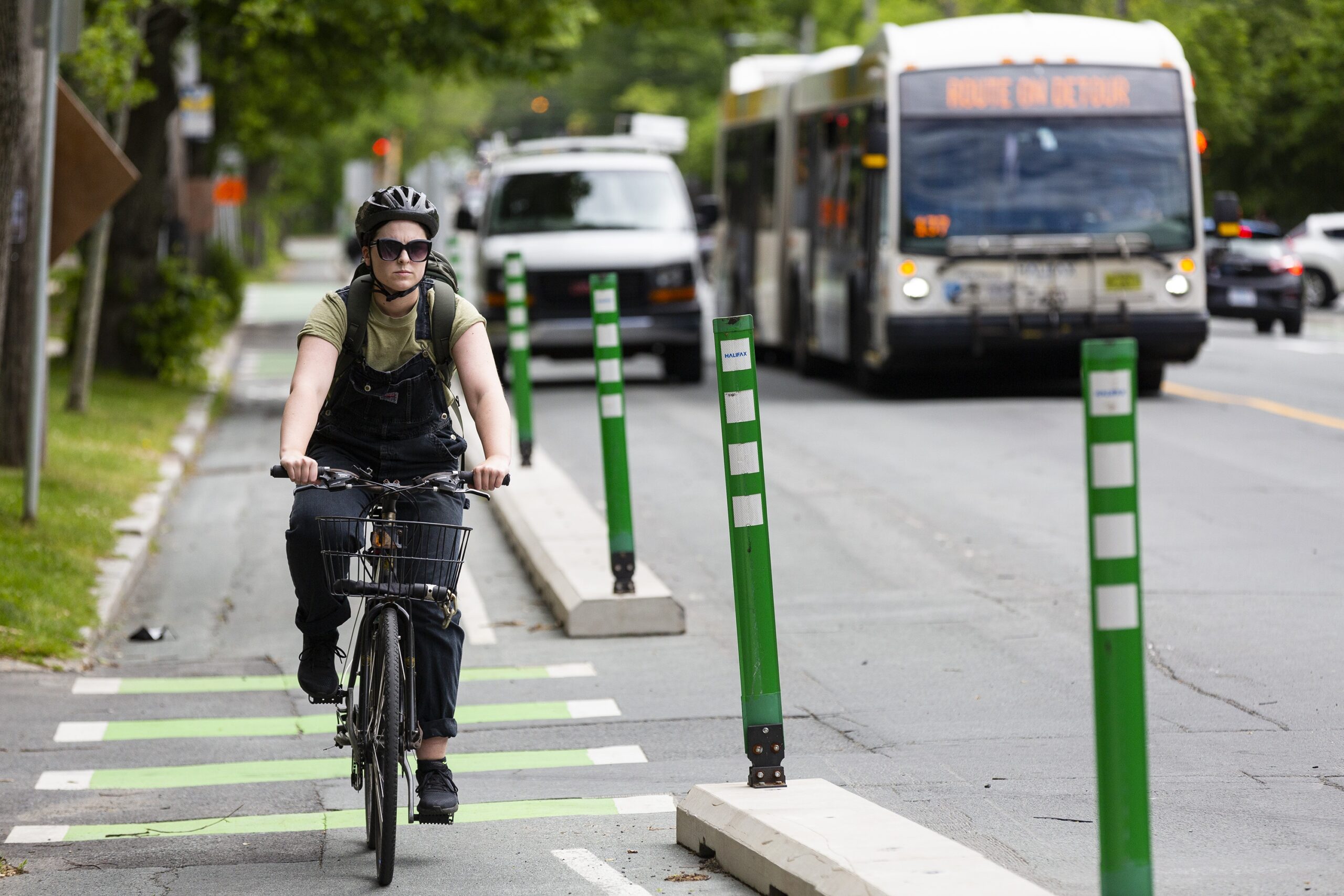 2021年6月，一名自行车手在哈利法克斯的南方公园街自行车道上行驶。他们往北去了春天花园路。
