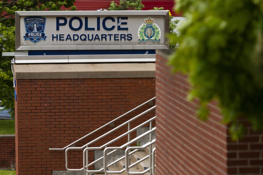 2021年6月，哥廷根街HRP大楼上的主要标志是“警察总部”。