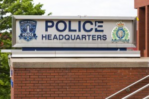 2021年6月，在哥廷根街，哈利法克斯地区警察总部大楼前台阶旁的砖墙上的标志特写