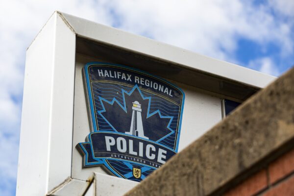 2021年6月哥廷根街哈利法克斯地区警察总部标志上的HRP徽章特写。