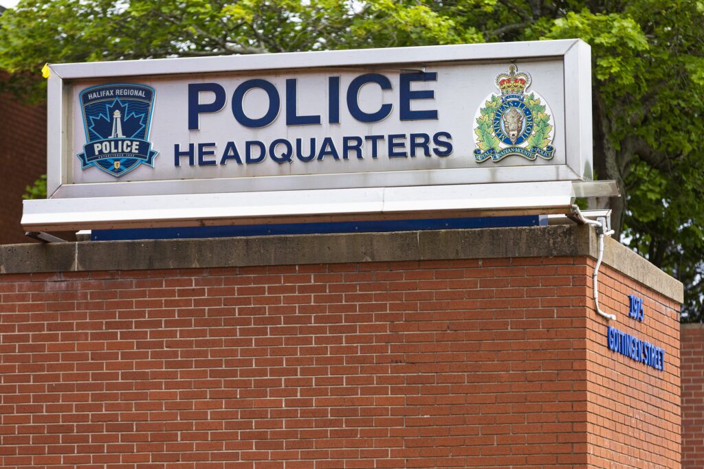 哈利法克斯区域警察总部的照片在他们的大厦在2021年6月2021年的他们的大厦。
