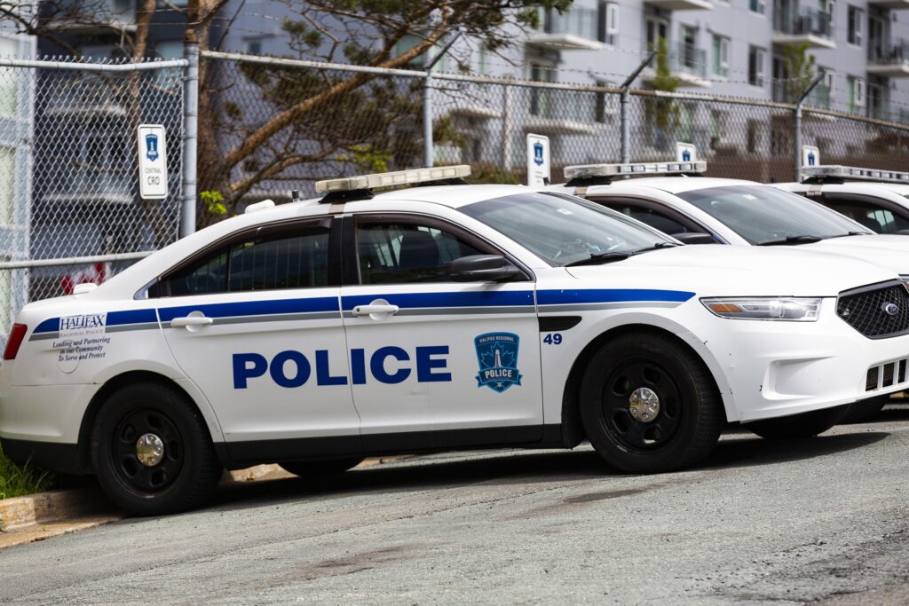 2021年6月，哈利法克斯地区警察在哥廷根街总部后面列队巡逻。它们又白又亮。