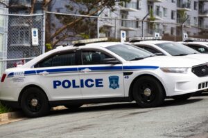 2021年6月，哈利法克斯地区警察巡警在哥廷根街总部后面列队。它们又白又亮。