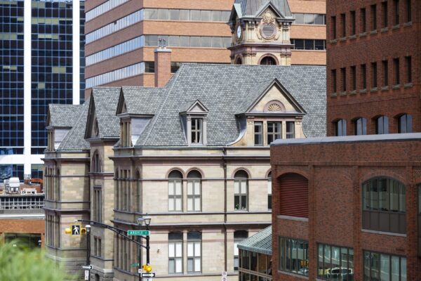 2021年6月，从杜克街俯瞰哈利法克斯市政厅的一角，这座建筑与更大、更现代的建筑相形见绌。