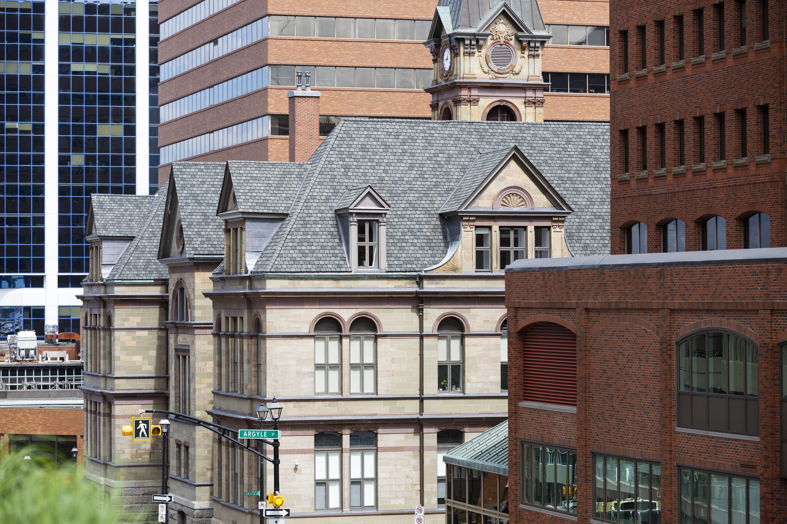 2021年6月，俯瞰杜克街的哈利法克斯市政厅一角。这座建筑与更大更现代的建筑相比显得相形见绌。