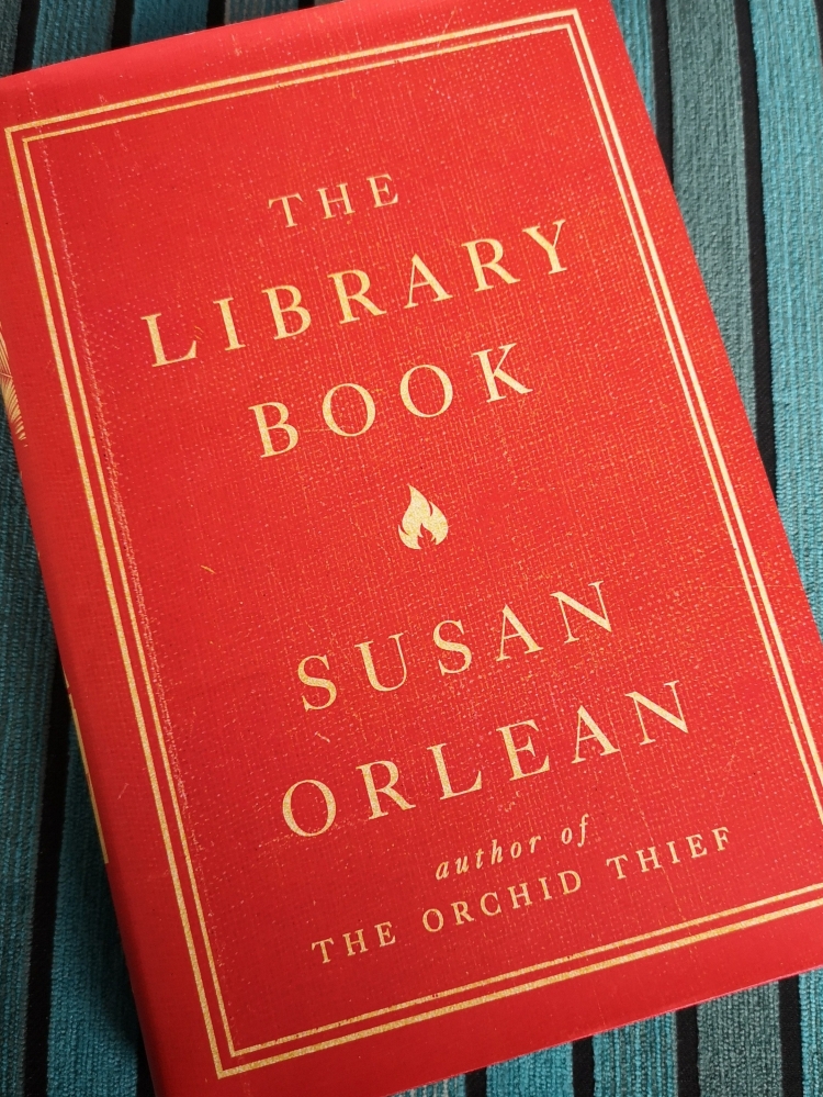 苏珊·奥尔林(Susan Orlean)的《图书馆之书》(The Library Book)精装本，封面为红色