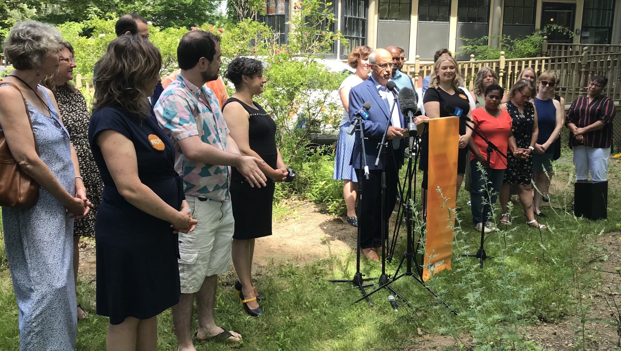 加里伯里尔站在一个阳光明媚的加尔德的指挥台，其中一群候选人。