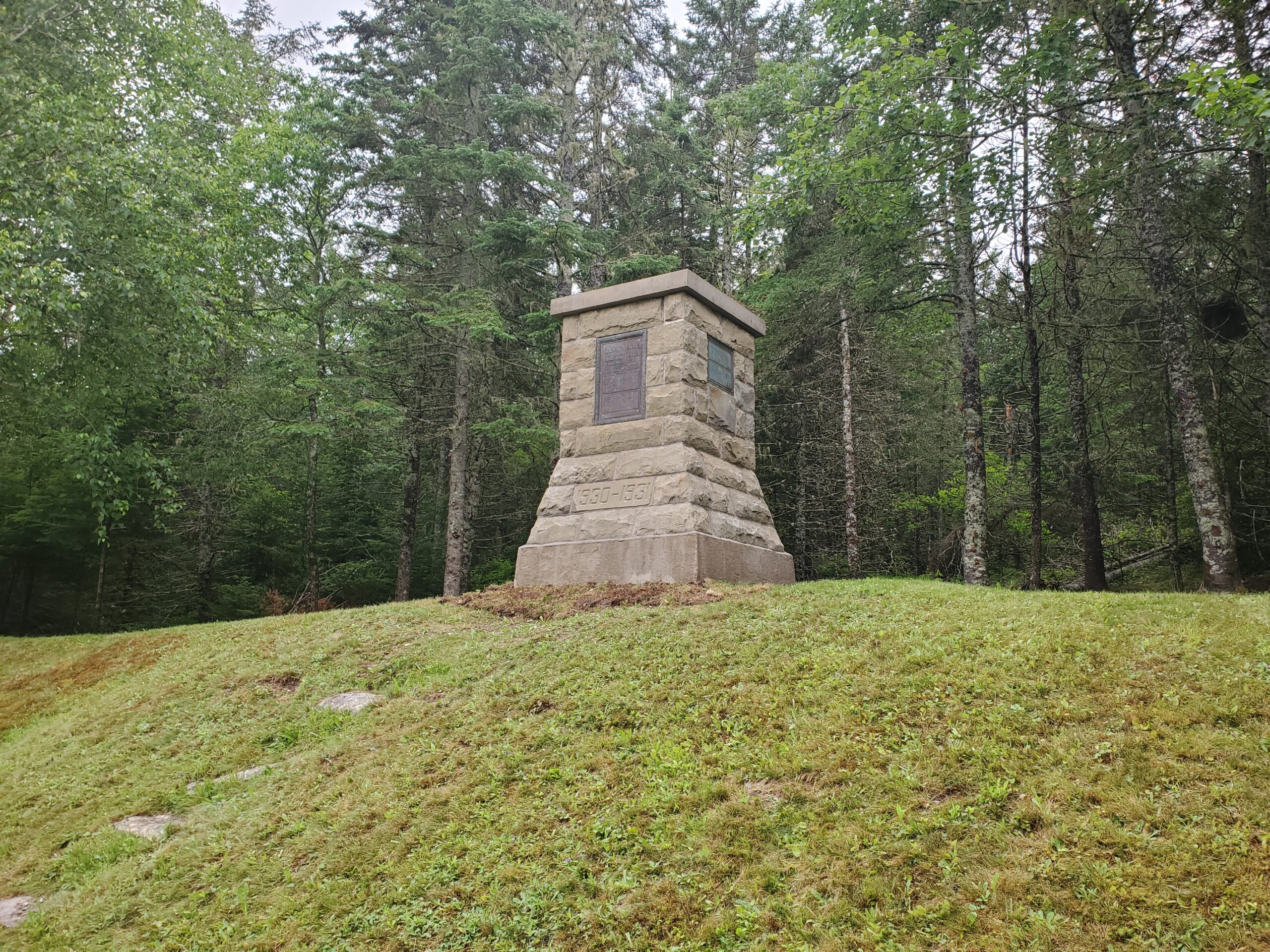 在一个草堆的石头