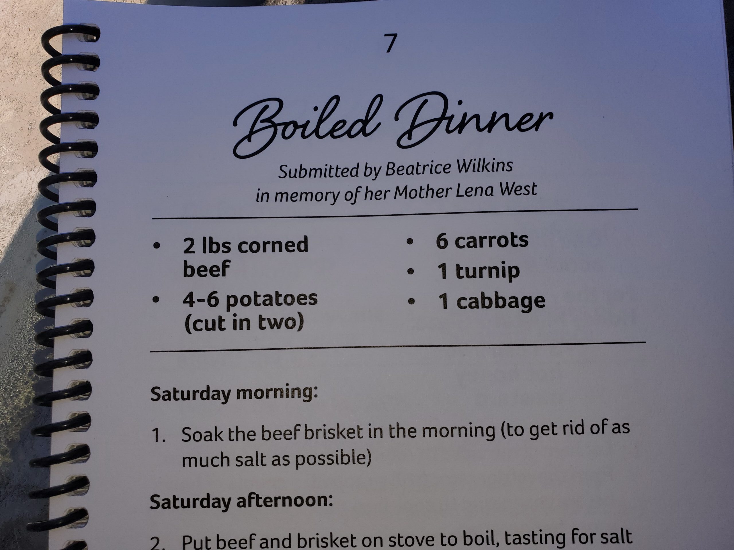 一本螺旋装订的烹饪书里的煮晚餐食谱