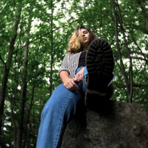 达娜·比勒，坐在森林里的一块石头上