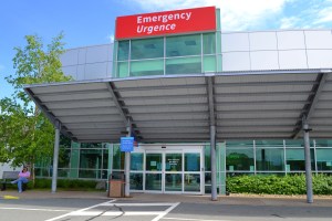 一名妇女在科bequid社区卫生中心的紧急入口外看书。